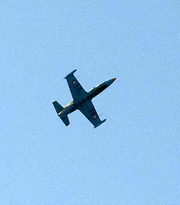 A Syrian Czech-made Albatros fighter jet flies over the northern city of Aleppo(AFP)