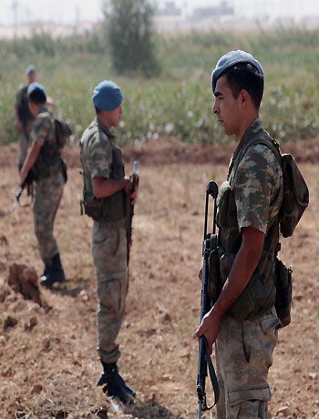 Turkish commandos stand near the Turkey-Syria border in Akcakale, Turkey, Thursday, Oct. 4, 2012. (AP)