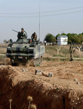 Turkish soldiers stand guard on the Turkish-Syrian border in the town of Ceylanpinar in Sanliurfa province, November 8, 2012. (Reuters)