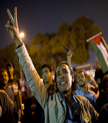 Egyptians chant slogans against latest Israel airstrikes in Gaza during a protest in Cairo, Wednesday, Nov. 14, 2012. (AP)