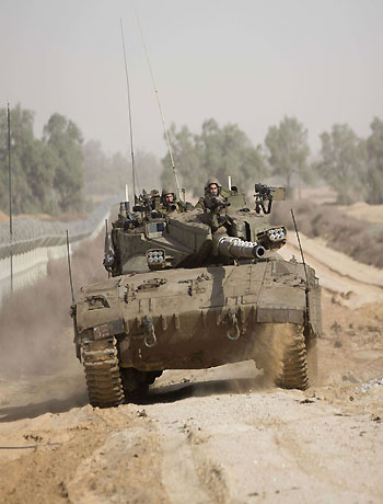 Israeli tanks maneuver at the Israeli-Gaza Strip border on November 16, 2012. (AFP)