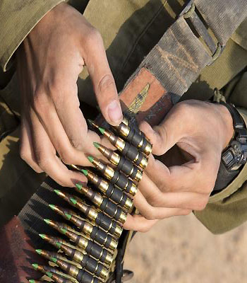Israeli soldiers from a tank squadron prepare ammunition at an Israeli army deployment area near the Israel-Gaza Strip border on November 19, 2012. (AFP)