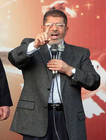 Egypt's President Mohamed Mursi speaks to supporters in front of the presidential palace in Cairo November 23, 2012. (Reuters)