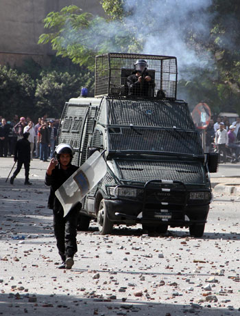 Egyptian security forces clash with protesters near Tahrir Square in Cairo, Egypt, Sunday, Nov. 25, 2012. (AP)