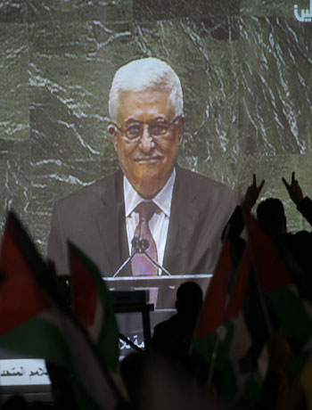 Palestinians watch on a giant screen Palestinian President Mahmoud Abbas speaking at the UN on November 29, 2012 in Ramallah. (AFP)