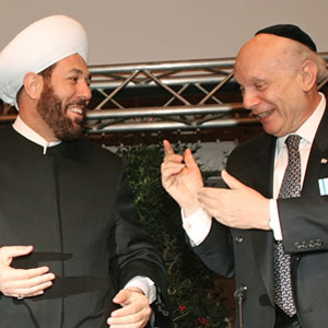 Grand Mufti of Syria Ahmad Bader Hassoun (L) and Rabbi Arthur New York, stand up on the podium at the concluding session of the "Islam in a Pluralistic World" conference in Vienna November 16, 2005 (REUTERS)