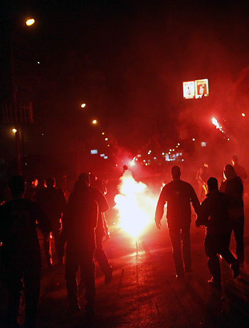 Members of the Muslim Brotherhood and supporters of Egyptian President Mohammed Morsi clash with anti-Morsi demonstrators on the road leading to the Egyptian presidential palace in Cairo on December 5, 2012. (AFP)
