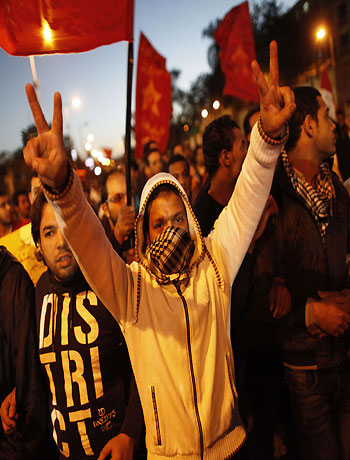 Egyptian opponents of President Mohammed Morsi shout slogans during a march to the Presidential palace on December 6, 2012 in Cairo.(AFP)