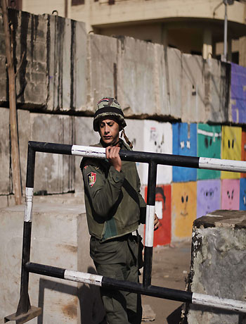 Egyptian Army soldiers move a metal barrier outside of the presidential palace in Cairo on December 12, 2012. (AFP)