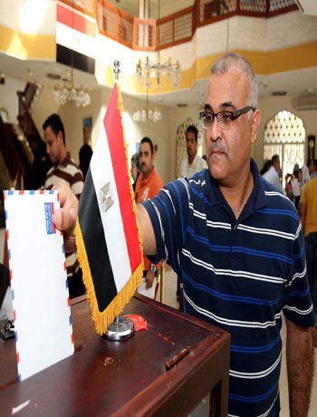 An Egyptian man residing in Oman casts his vote in a referendum on a new draft constitution at the Egyptian embassy in the Gulf sultanate's capital Muscat on December 13, 2012. (AFP)