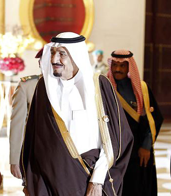 Saudi Arabia Crown Prince Salman bin Abdulaziz Al Saud arrives for the GCC summit, in Sakhir. (R)