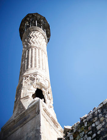 Damaged minarets of Al Mihmander Mosque, which the Free Syrian Army said were shelled by forces loyal to Syrian President Bashar el-Assad, is seen in the old city of Aleppo December 27, 2012. (Reuters)