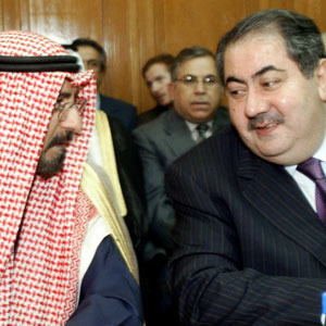 Kuwaiti Foriegn Minister Sheikh Mohammad al-Sabah (R) talks with his Iraqi counterpart Hoshyar Zebari during a meeting of Arab foreign ministers in the Arab League headquarters in Cairo, 18 November 2005 (AFP)