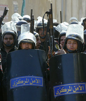 Egyptian police prepare to launch a raid against supporters of the Muslim Brotherhood during a brawl in the Raml district in the port city of Alexandria 20 November 2005, during the second round of the Egyptian parliamentary elections (AFP)