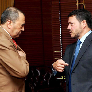 King Abdullah II (R) speaks with his newly-named Prime Minister, Maaruf Bakheet, 24 November 2005 in Amman (AFP)