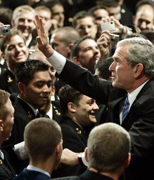 U.S. President George W. Bush waves to midshipmen after speaking about the war in Iraq at the United States Naval Academy in Annapolis, Maryland, November 30, 2005 (REUTERS)