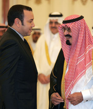 Saudi Arabia's King Abdullah Bin Abdul Aziz (R) greets Moroccan King Mohamed VI (L) before the opening session of the Islamic summit, in the Saudi holy city of Mecca, 7 December 2005 (EPA)