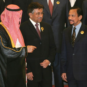 Saudi's King Abdullah (L) talks to Brunei's Sultan Hassanal Bolkiah (R) while Pakistani President Pervez Musharraf looks on during the group photo after the opening of Organisation of Islamic Conference (OIC) (REUTERS)