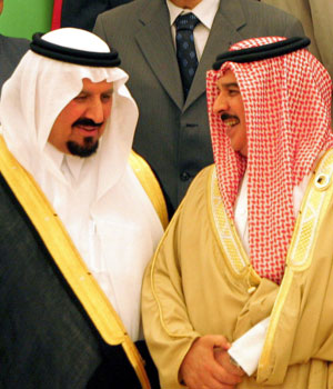 Saudi Crown Prince Sultan Bin Abdul Aziz (L) shares a laugh with Bahraini King Hamd Bin Essa Al Khalifa (R) as attending leaders pose for a group photo after the opening session of the Islamic summit (EPA)