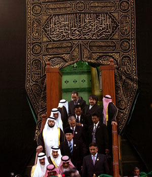 Leaders of the Organisation of Islamic Conference (OIC) walk down from the Kaaba at Masjidil Haram after a meeting in Mecca December 8, 2005 (REUTERS)