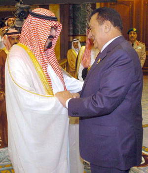 Saudi Arabia's King Abdullah Bin Abdul Aziz (L) welcomes Egyptian President Hosni Mubarak in Mecca, 8 December 2005, after the closing of the Islamic Summit in the Saudi holy city, Mecca (EPA)