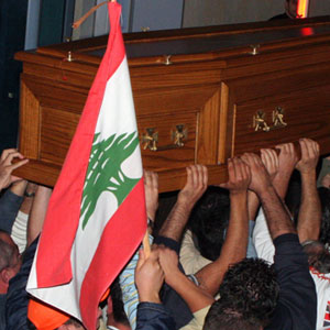 Lebanese mourners carry the coffin of slain Gebran Tueni outside a hospital in Beirut December 12, 2005 (REUTERS)