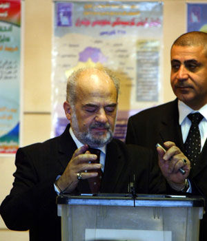 Iraq's Prime Minister Ibrahim al-Jaafari  (L) casts his vote at a polling station in the heavily fortified Green Zone in Baghdad, Iraq, Thursday 15 December 2005 (EPA)