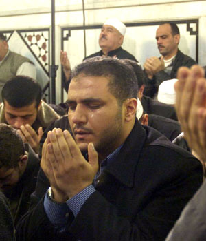 Syrian Muslims pray for rain in their country, which has been basking under warm weather for the past weeks, at the Ummayad mosque in Damascus, 16 December 2005 (AFP)