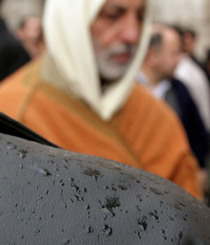 Drops of rain began to drizzle during prayers at the Umayyad Mosque in Damascus, December 16, 2005 (REUTERS)