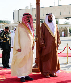 UAE President Sheikh Khalifa bin Zayed al-Nahayan (R) receives King Abdullah of Saudi Arabia upon his arrival in Abu Dhabi to attend the 26th annual summit of the of the Gulf Cooperation Council (GCC), 18 December 2005 (AFP)