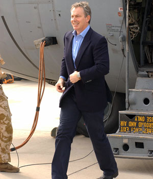 British Prime Minister Tony Blair arrives at Basrah Airbase, Iraq, December 22, 2005 (REUTERS)