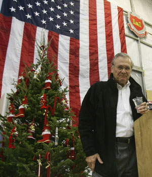 US Defense Secretary Donald Rumsfeld spends Christmas Eve with soldiers in Mosul 24 December 2005 (AFP)
