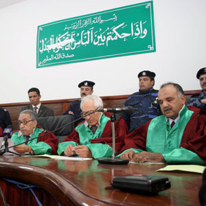 Judge of Libya's Supreme Court, Ali al-Alus (L) speaks during a hearing in Tripoli, 25 December 2005 (EPA)