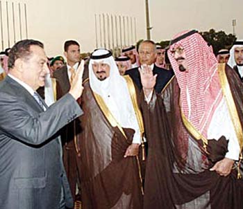 Saudi King Abdullah bin Abdel Aziz welcomes Egyptian President Hosni Mubarak (AFP)
