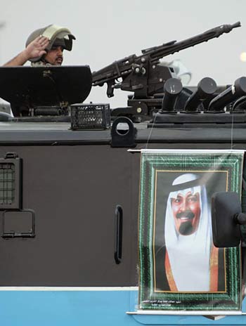 Member of Saudi Special Forces salutes to Interior Minister Prince Naif in Arafat (R)