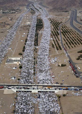 An aerial view of muslim pilgrims arriving to plain Arafat (EPA)