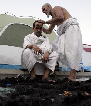 A Muslim pilgrim gets his head shaved symbolising the completion of his Haj pilgrimage in Mena, 10 January, 2006 (EPA)