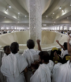 Muslims pilgrims throw stones at a pillar representing the devil in Mena, 10 January, 2006 (EPA)