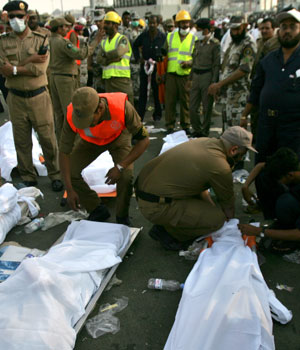 Saudi Security officers and rescue men gather by the dead bodies of victims of a stampede in Mena, Saudi Arabia, January 12, 2006 (AP)