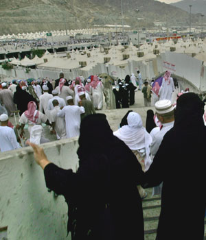 Muslim pilgrims walk toward the site of Thursday's stampede, in Mena, Saudi Arabia, January 13, 2006 (AP)