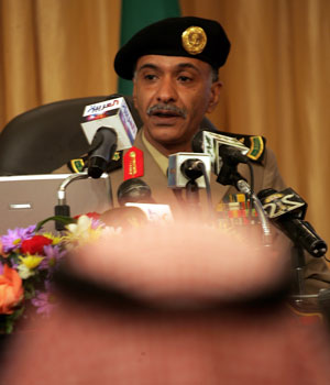 Spokesman of the Saudi interior ministry General Mansour al-Turki speaks during a news conference in Jeddah, January 13, 2006 (REUTERS)