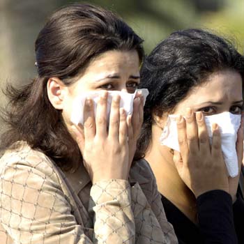 Kuwaiti mourners stand outside Dasman Palace in Kuwait (R)