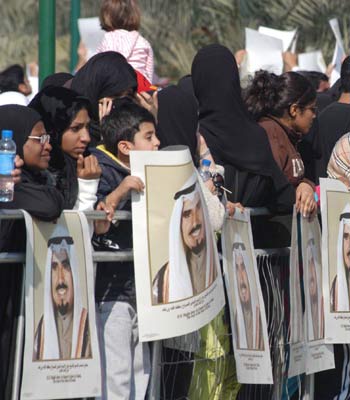 Kuwaiti women stand in front of the Dasman Palace, the residence of late Emir of Kuwait Sheikh Jaber al-Ahmed al Sabah (EPA)