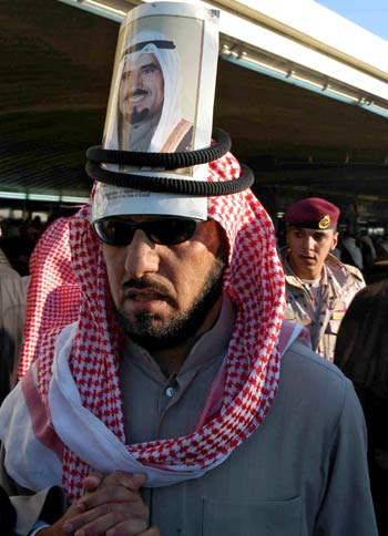 A Kuwaiti mourner brandishes a picture of late Emir Sheikh Jaber al-Ahmad al-Sabah (AFP)