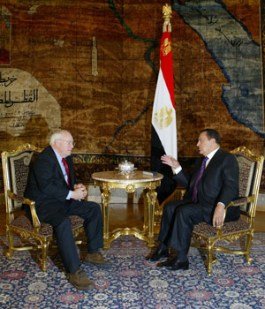 Egyptian President Hosni Mubarak (R) meets with US Vice President Dick Cheney in Cairo, 17 January 2006 (AFP)