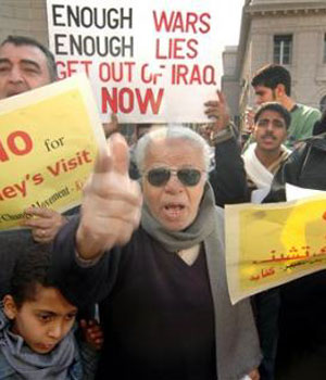 Around 40 demonstrators protest in downtown Cairo after U.S. Vice-President Dick Cheney met with Egyptian President Hosni Mubarak, January 17, 2006 (AP)