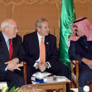 US Vice President Dick Cheney (L)  talks with Saudi King Abdullah Bin Abdul Aziz (R) with unidentified man (C) at his residence 'Rodah Khozeim', 17 January 2006 (EPA)