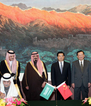 King Abdullah of Saudi Arabia attends a welcoming ceremony with Chinese President Hu at the Great Hall of the People in Beijing January 23, 2006 (REUTERS)