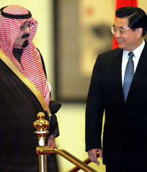 Chinese President Hu Jintao and Saudi King Abdullah during a welcome ceremony at the Great Hall of the People in Beijing January 23, 2006 (REUTERS)