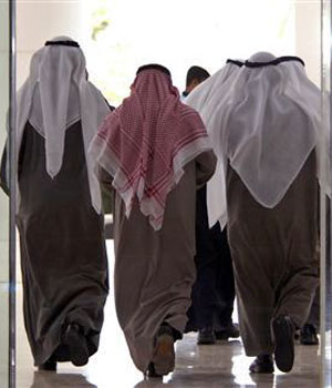 Kuwaiti members of parliament leave after a parliament session in Kuwait, January 24 2006 (REUTERS)